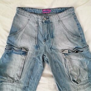 EDIKTED® WOMEN'S TARA LOW RISE FADED DENIM CARGO JEANS.